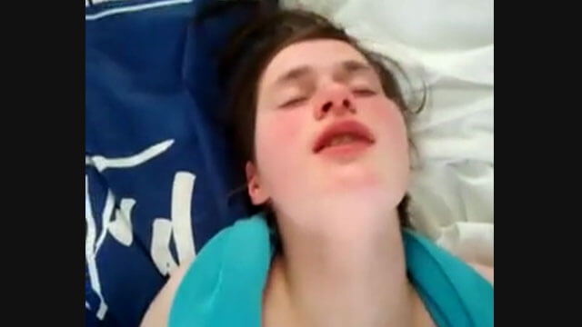 Une jeune étudiante se fait enculer les jambes en l’air