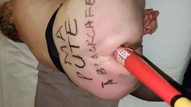 Une salope mature avec une batte de Baseball dans le cul