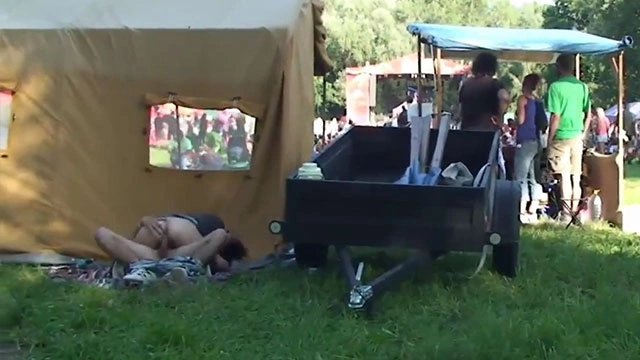 Un couple baise en plein festival filmé par un voyeur