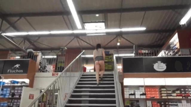 Elle exhibe son cul dans les escaliers d’un grand magasin