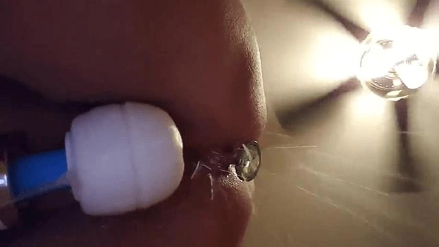 Une femme fontaine jouit avec son vibro à s'en faire éjaculer